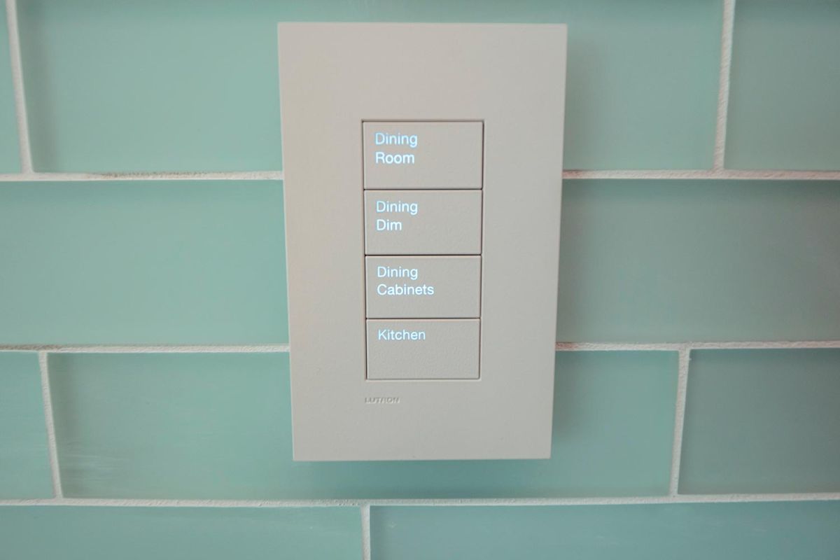 Light switch panel labeled for dining and kitchen lighting